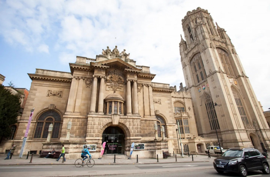 UK Police Hunt Suspects After High-Value British Empire Artefacts Stolen from Museum