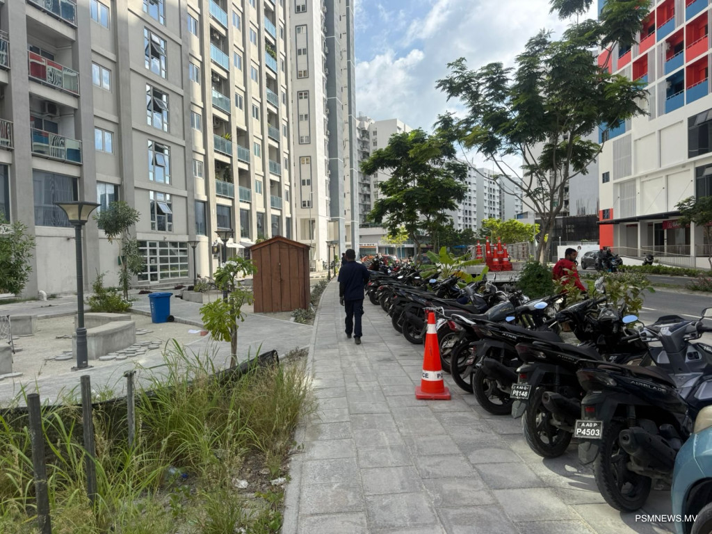 Police Begin Towing Vehicles Illegally Parked on Hulhumalé Pedestrian Pavements