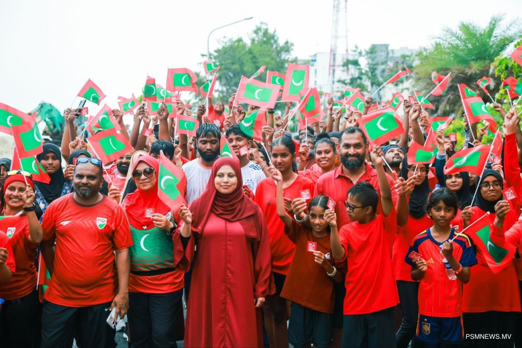 Minivan Run Draws Large Crowds to Celebrate Independence Day in Hulhumalé