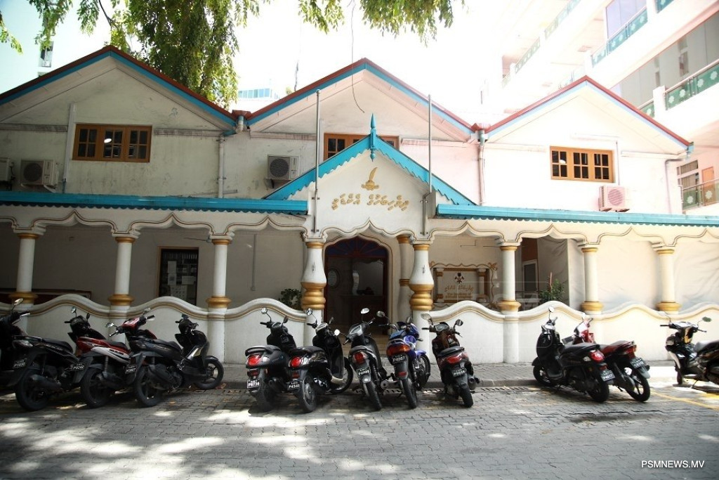Dhivehi Academy Urges Institutions to Prioritize National Language on Public Signage