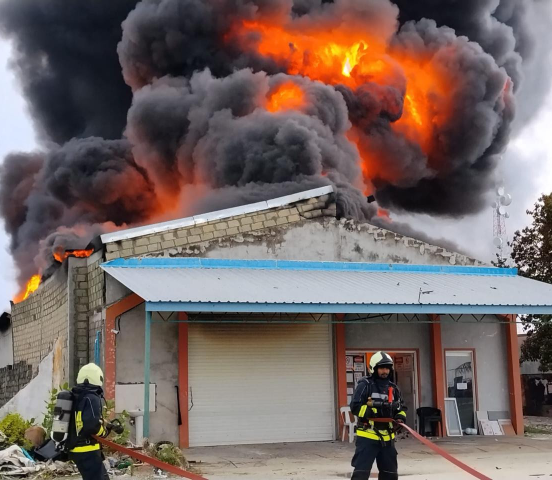 Fire Engulfs Petrol Shed in Funadhoo, Spreads to Adjacent Warehouses