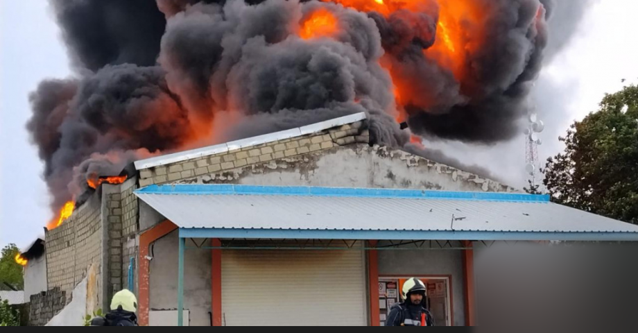 Sh. Funadhoo Petrol Shed Fire Spreads to Four Houses and Five Garages; No Injuries Reported