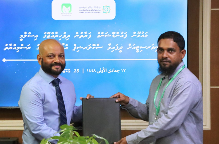 Maumoon Foundation awards higher education scholarship to IUM student